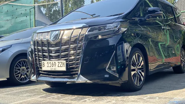 Mobil Syahrul Yasin Limpo terparkir di halaman Gedung Bidang Propam Polda Metro Jaya. Terlihat jelas, pelat nomor polisi berlatar putih telah habis masa berlakunya pada September 2023.