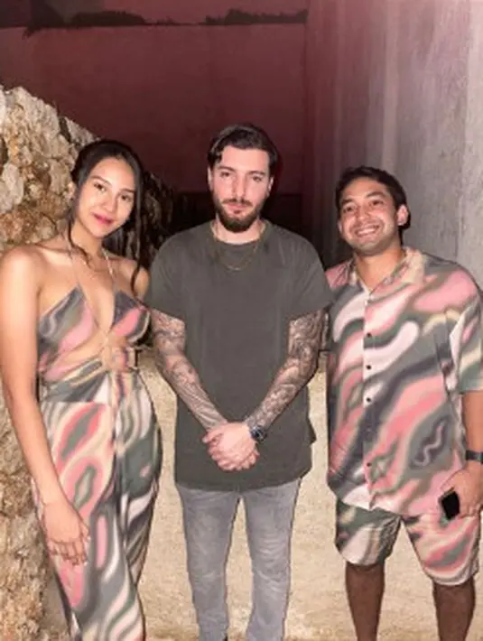 Tampil kompak dengan kekasih, Anya Geraldine pilih mengenakan jumpsuit cut out. Jumpsuit ini memiliki motif milky tie dye bernuansa pink, biru, dan putih. [instagram/anyageraldine]