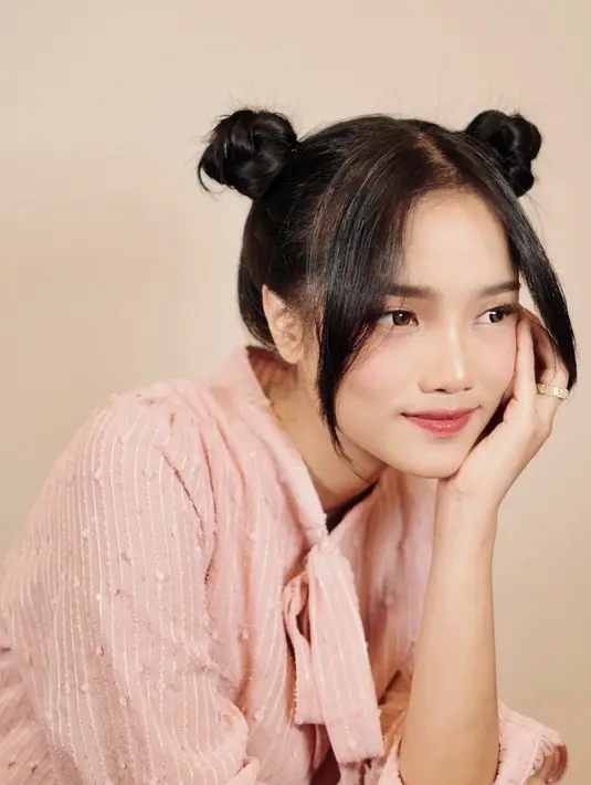 Ia juga menambah aksen cepol yang membuat gayanya semakin cute.  [Foto: Instagram/ Fuji An]