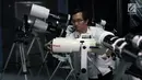 Petugas mempersiapkan teleskop yang akan digunakan untuk melihat fenomena Supermoon di Planetarium Jakarta, Selasa (30/1). (Liputan6.com/Arya Manggala)