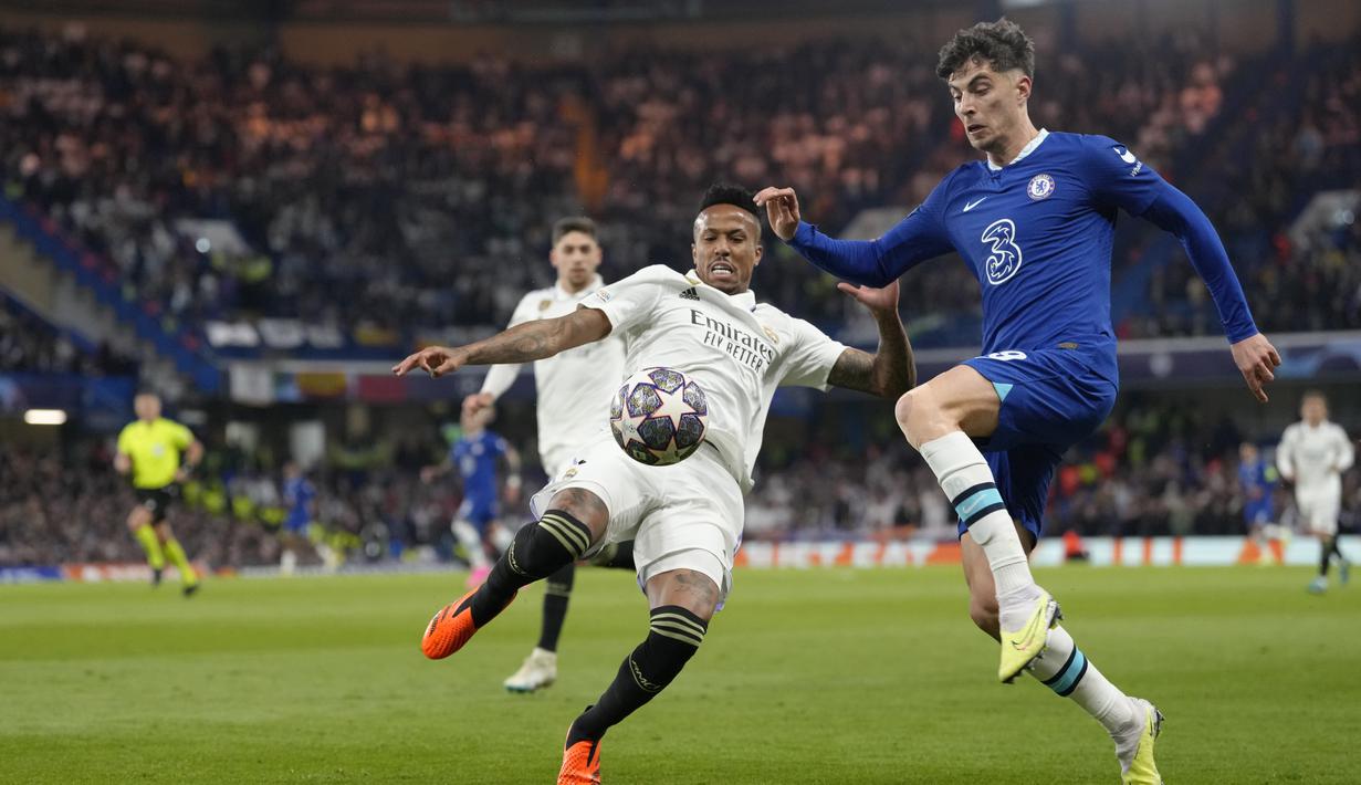 Pemain Chelsea, Kai Havertz berebut bola dengan pemain Real Madrid, Eder Militao, pada laga leg kedua perempat final Liga Champions di Stadion Stamford Bridge, Rabu (19/4/2023). (AP Photo/Kirsty Wigglesworth)