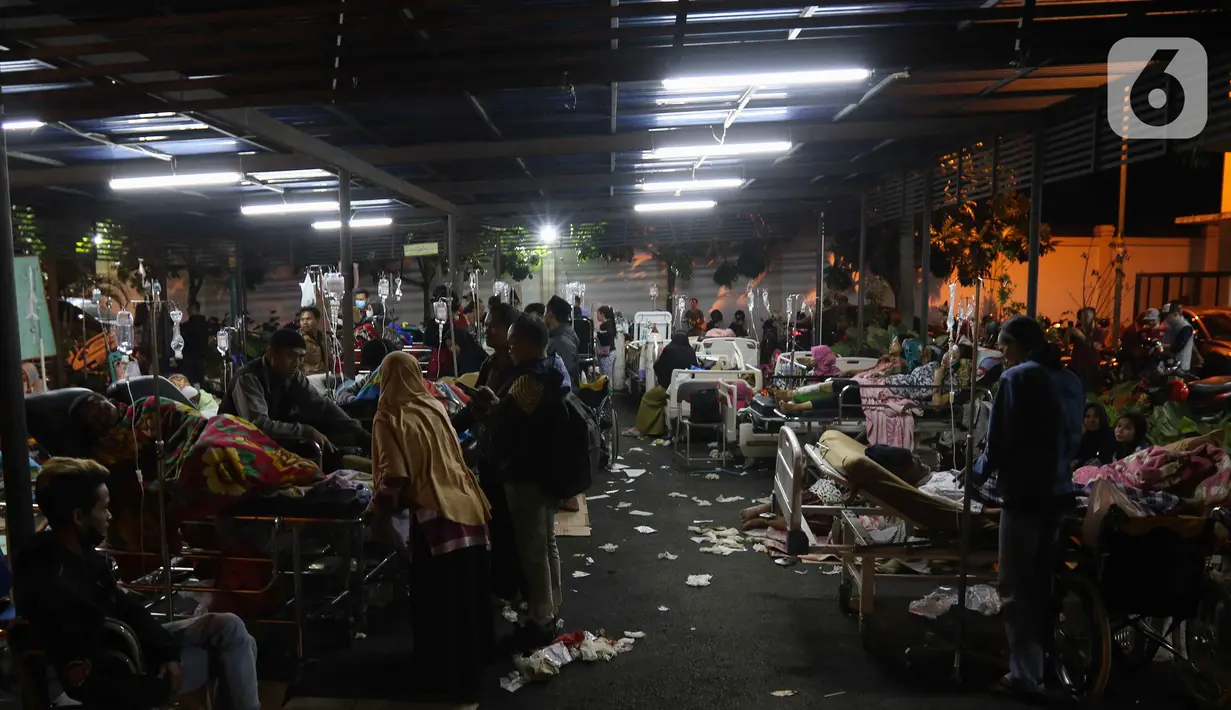 Korban gempa menjalani perawatan di RSUD Sayang, Kabupaten Cianjur, Jawa Barat, Senin (21/11/2022). Data BNPB mencatat, hingga pukul 19.34 WIB sebanyak 62 warga menjadi korban meninggal dunia dan 25 orang tercatat masih tertimbun reruntuhan akibat gempa dengan kekuatan 5,6 SR di Kabupaten Cianjur. (Liputan6.com/Herman Zakharia)