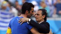 Pelatih Timnas Italia, Cesare Prandelli, memeluk Gianluigi Buffon usai dikalahkan Uruguay 0-1 dan gagal lolos ke fase 16 besar Piala Dunia 2014 di Stadion das Dunas, Natal, Brasil, (24/6/2014). (REUTERS/Yves Herman) 