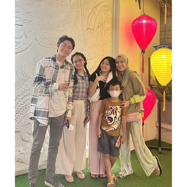 6 Potret Kiesha Alvaro Bareng Tiga Adiknya Pakai Baju Adat Bali, Makin Kompak