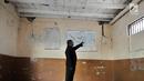 Seorang guru menunjukkan kondisi salah satu ruang kelas di SMP Negeri 32, Pejagalan, Tambora, Jakarta, Selasa (14/8). Para orangtua siswa mengeluh karena lokasi SMPN 159 yang jauh sehingga menambah biaya transportasi. (Merdeka.com/ Iqbal S. Nugroho)
