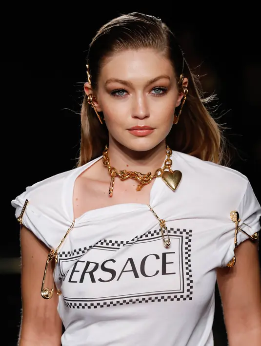 Model Gigi Hadid berjalan di catwalk memperagakan busana koleksi Versace Pre-Fall 2019 di New York (2/12). (AFP Photo/JP Yim)