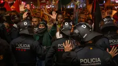 Petugas kepolisian bentrok dengan demonstran pro-Palestina saat mereka mencoba masuk ke stasiun kereta di Barcelona, Spanyol, Sabtu (11/11/2023). (AP Photo/Emilio Morenatti)