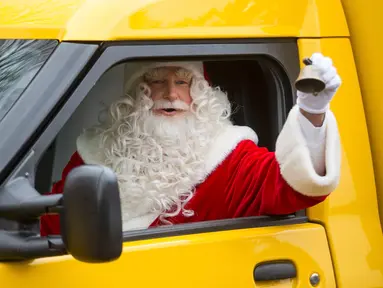 Pria berpakaian Santa Claus mengendarai mobil pos usai menerima surat dari anak - anak, Desa Himmelpfort, Jerman, (10/11/2015). Deutsche Post membuka layanan resmi bagi anak - anak yang ingin mengirim surat kepada Santa Claus. (REUTERS/Hannibal Hanschke)