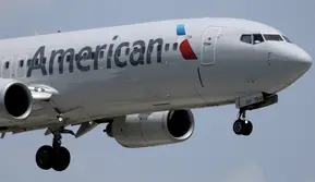 Detik-Detik Pesawat American Airlines Mendadak Turun Tajam, Berujung Mendarat Darurat