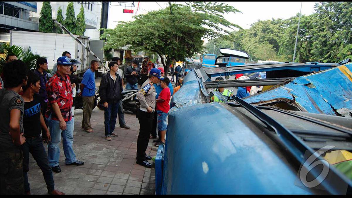 Terobos Lampu Merah, Kopami Dihantam Bus Transjakarta