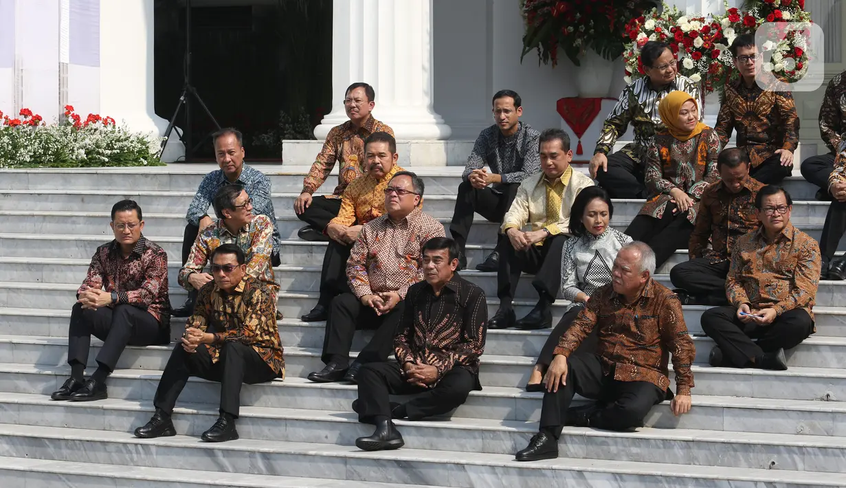 Sejumlah menteri Kabinet Indonesia Maju duduk di tangga saat Presiden Joko Widodo atau Jokowi  memperkenalkan para memperkenalkan mereka di Istana Merdeka, Jakarta, Rabu (23/10/2019). Kabinet Indonesia Maju akan membantu Jokowi-Ma'ruf pada periode 2019-2024. (Liputan6.com/AnggaYuniar)