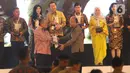 Gubernur BI Perry Warjiyo memberikan penghargaan BI Award 2019  kepada Presdir PT Toyota Motor Manufacturing Indonesia (TMMIN) Warih Andang Tjahjono dalam acara Pertemuan Tahunan Bank Indonesia (PTBI) 2019 di Jakarta, Kamis (28/11/2019). (Liputan6.com/Angga Yuniar)