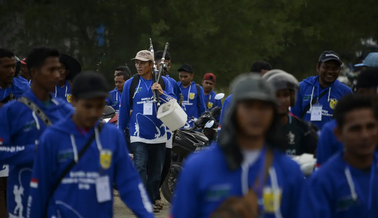 Peserta bersiap mengikuti kompetisi memancing di pantai Banda Aceh (24/11/2019). Banda Aceh Fishing Tournament 2019 dipusatkan di sepanjang jalan tepi laut di kawasan Ulee Lheue dan Gampong Jawa, Banda Aceh, Minggu.  (AFP Photo/Chaideer Mahyuddin)