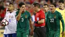 Para pemain Bolivia memprotes keputusan wasit memberikan penalti kepada Chile pada babak penyisihan grup Copa America Centenario 2016 di Stadion Gillette, Foxborough, AS, Sabtu (11/6/2016) WIB. (Mandatory Credit: Winslow Townson-USA TODAY Sports)