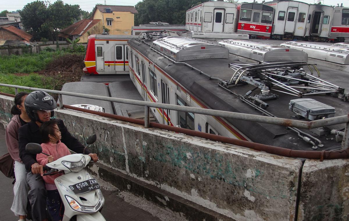 FOTO: Gerbong KRL Tak Terpakai Bertumpuk di Depok Picu Rasa Penasaran Warga