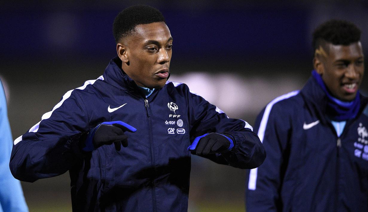 Pemain muda Prancis, Anthony Martial melakukan pemanasan saat latihan bersama skuat Les Blues di Yvelines, Prancis, Senin (9/11/2015). (AFP Photo/Franck Fife)