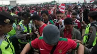 Puluhan ribu warga tertib antri untuk mendukung Timnas Indonesia yang akan bertanding melawan Vietnam di Stadion Pakansari, Jawa Barat, Sabtu (3/12/2016). (Bola.com/Vitalis Yogi Trisna)