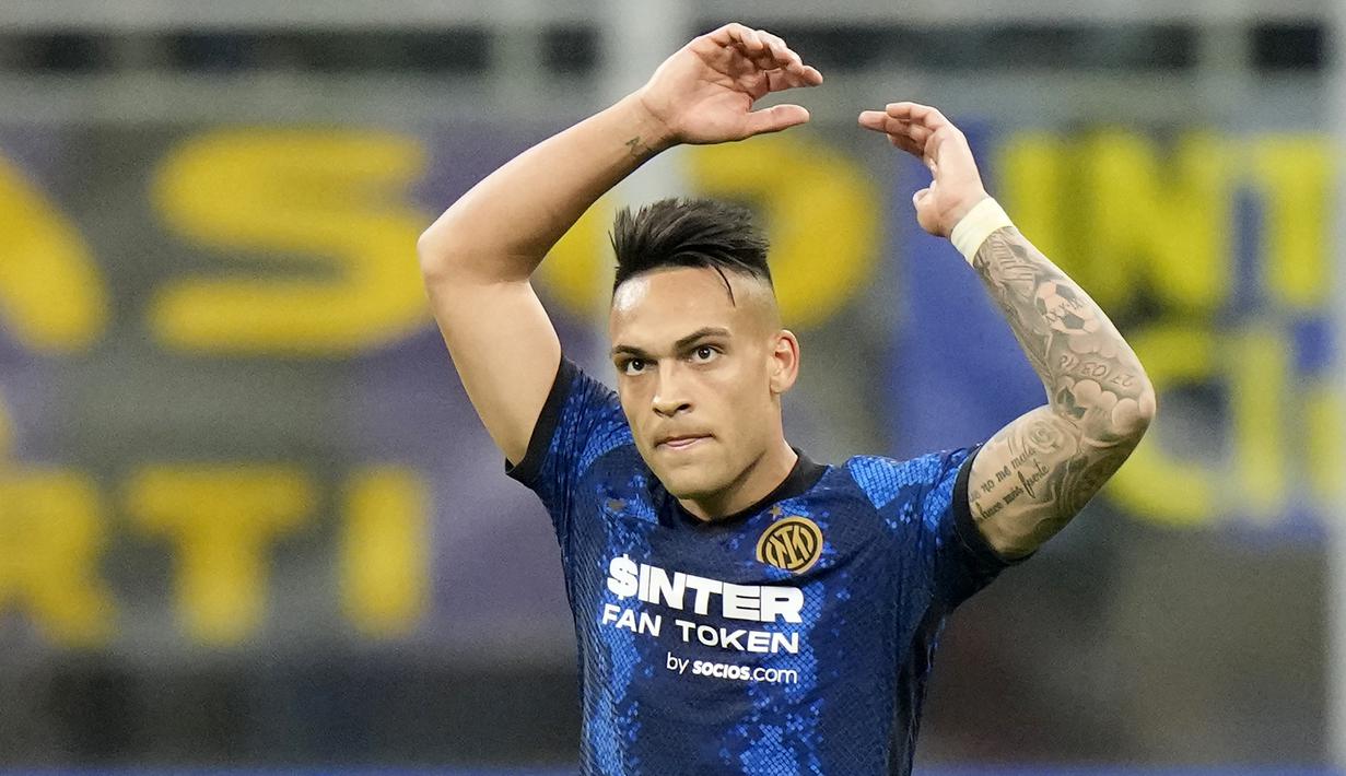 Lautaro Martinez. Striker berusia 24 tahun yang telah memperkuat Inter Milan sejak 2018/2019 ini total telah mencetak 15 gol dari 29 laga di Serie A musim 2021/2022. Gelar top skor yang sepertinya amat berat diraih, ketajamannya kini dialihkan untuk merengkuh gelar juara Serie A. (AP/Luca Bruno)