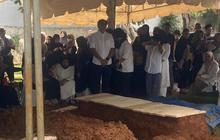 Jenazah Rizal Ramli Dikembumikan di TPU Jeruk Purut, Satu Liang Lahat dengan Istrinya