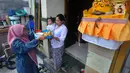 Umat Muslim mengantarkan makanan ketupat di kawasan Perumahan Pondok Kampial Permai, Nusa Dua, Bali, Jumat (21/04/2023). Momen Idul Fitri dimanfaatkan warga untuk saling tolong menolong sebagai semangat toleransi beragama. (merdeka.com/Arie Basuki)