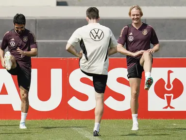 Pemain Timnas Jerman, Ilkay Gondogan (kiri) dan Julian Brandt menghadiri sesi latihan tim menjalang laga persahabatan kontra Kolombia, di Frankfurt, Jerman, Senin (19/6/2023). (Uwe Anspach/dpa via AP)