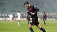 Pemain AC Milan, Andre Silva merayakan gol saat melawan Austruia Wien pada laga grup D Liga Europa di San Siro stadium, Milan, (23/11/2017). Milan menang telak 5-1. (AP/Antonio Calanni)