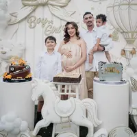 Jessica Iskandar dan Vincent Verhaag di acara gender reveal party, Sabtu (10/8/2024). [Foto: instagram/inijedar]