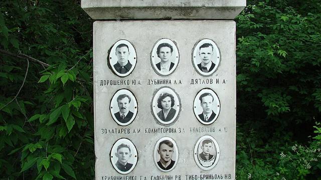 Makam almarhum di Pemakaman Mikhailovskoe di Yekaterinburg, Rusia.