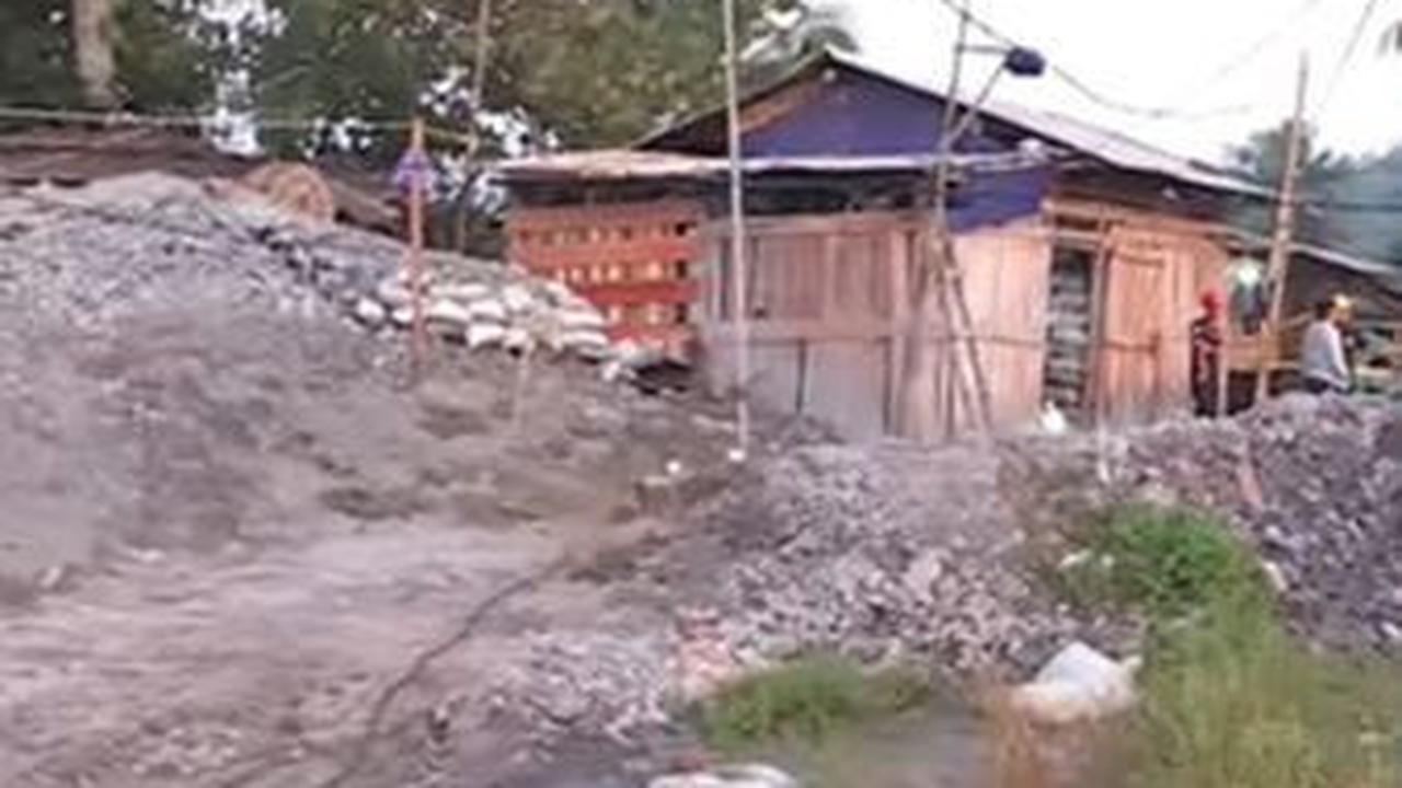 Hingga hari ketiga, proses evakuasi terhadap delapan penambang emas yang terjebak di dalam lubang bawah tanah Desa Pancurendang, Kecamatan Ajibarang, Banyumas, belum menemui titik terang.