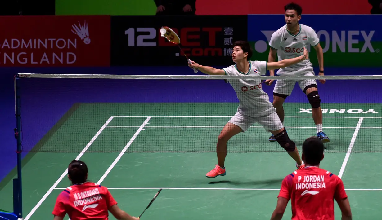 Pasangan Thailand Sapsiree Taerattanachai/Dechapol Puavaranukroh mengembalikan kok kepada pasangan Indonesia Praveen Jordan/Melati Daeva Oktavianti pada laga final ganda campuran All England 2020 di Birmingham, Inggris, Minggu (15/3/2020). Indonesia menang 21-15, 17-21, 21-8. (AP Photo/Rui Vieira)