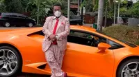 Hotman Paris bergaya dengan Lamborghini kesayangannya. (Instagram @hotmanparisofficial)