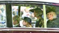 Pangeran George dan Putri Charlotte dalam perjalanan menuju pemakaman Ratu Elizabeth II bersama Kate Middleton dan Camilla (Sumber: Express.co.uk)