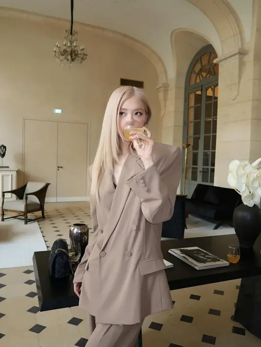 Tampil super chic, Rose BLACKPINK memilih setelan blazer dan celananya yang berwarna cokelat. [Foto: Instagram/roses_are_rosie]