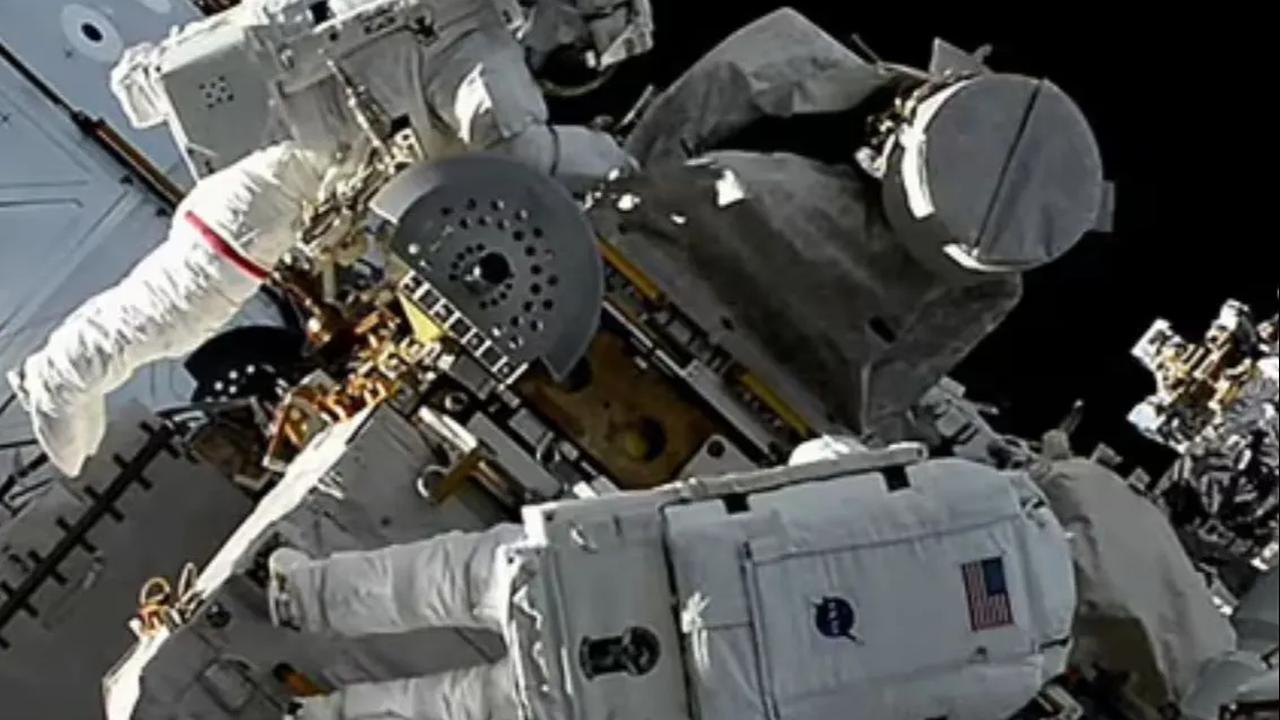 Bukan hanya itu saja, dampak yang lebih parah bisa terjadi pada astronot, khususnya ketika mereka sedang menjalankan extravehicular activity (EVA) atau berkegiatan di luar stasiun luar angkasa.&nbsp;