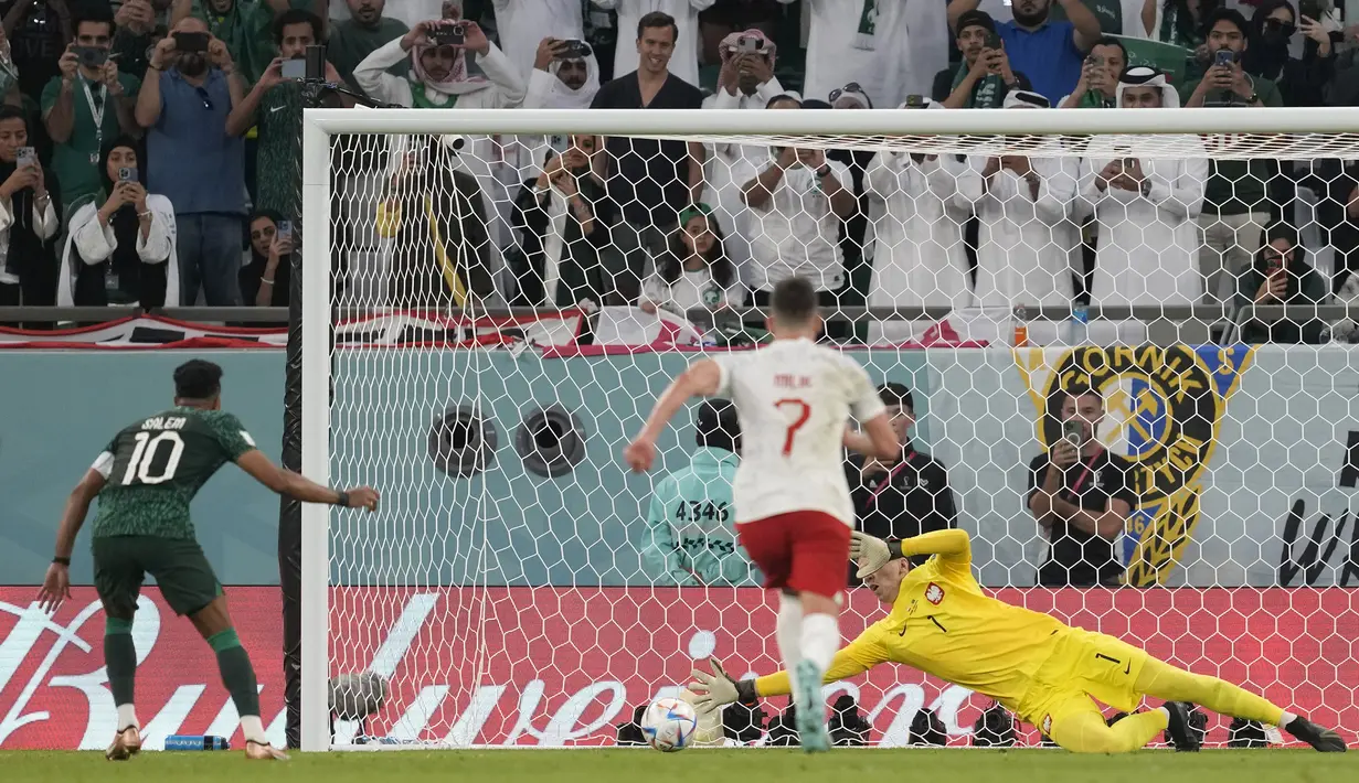 Wojciech Szczesny. Pada matchday kedua Grup C Piala Dunia 2022 (26/11/2022), kiper Timnas Polandia berusia 32 tahun ini sukses menggagalkan eksekusi penalti kapten Timnas Arab Saudi, Salem Al-Dawsari pada injury time babak pertama di mana Polandia sudah unggul 1-0. Ia berhasil menepis tendangan Salem Al-Dawsari yang diarahkan ke sudut kanan gawang dan kembali mampu menepis bola rebound yang dilepaskan Mohammed Al-Breik. Laga pun akhirnya dimenangkan Belgia 2-0. (AP/Darko Vojinovic)