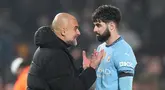 Pelatih Manchester City, Pep Guardiola, meluapkan kekecewaan kepada Josko Gvardiol, saat timnya ditahan imbang Brentford dalam laga pekan ke-21 Premier League 2024/2025 yang digelar di Gtech Community Stadium, Rabu (15/1/2025). (AP Photo/Alastair Grant)