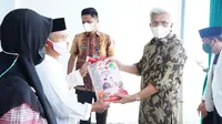 Wagub Sumsel Mawardi Yahya menyerahkan bansos sembako ke tenaga pengajar Alquran di Kota Palembang Sumsel (Dok. Humas Pemprov Sumsel / Nefri Inge)