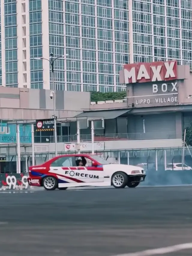 Potret mobil yang didrift oleh Nathalie Holscher (Sumber: Instagram/nathalieholscher)