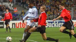 2. Henning Berg. Memperkuat Manchester United dalam rentang 1997-2001 dengan mencatat 103 kali penampilan di semua kompetisi dan mencetak 3 gol. Menjadi bagian tim saat meraih treble pada musim 1998/1999. Pemain pertama yang meraih trofi Premier Legaue dengan 2 tim berbeda (AFP/Gerad Julien)