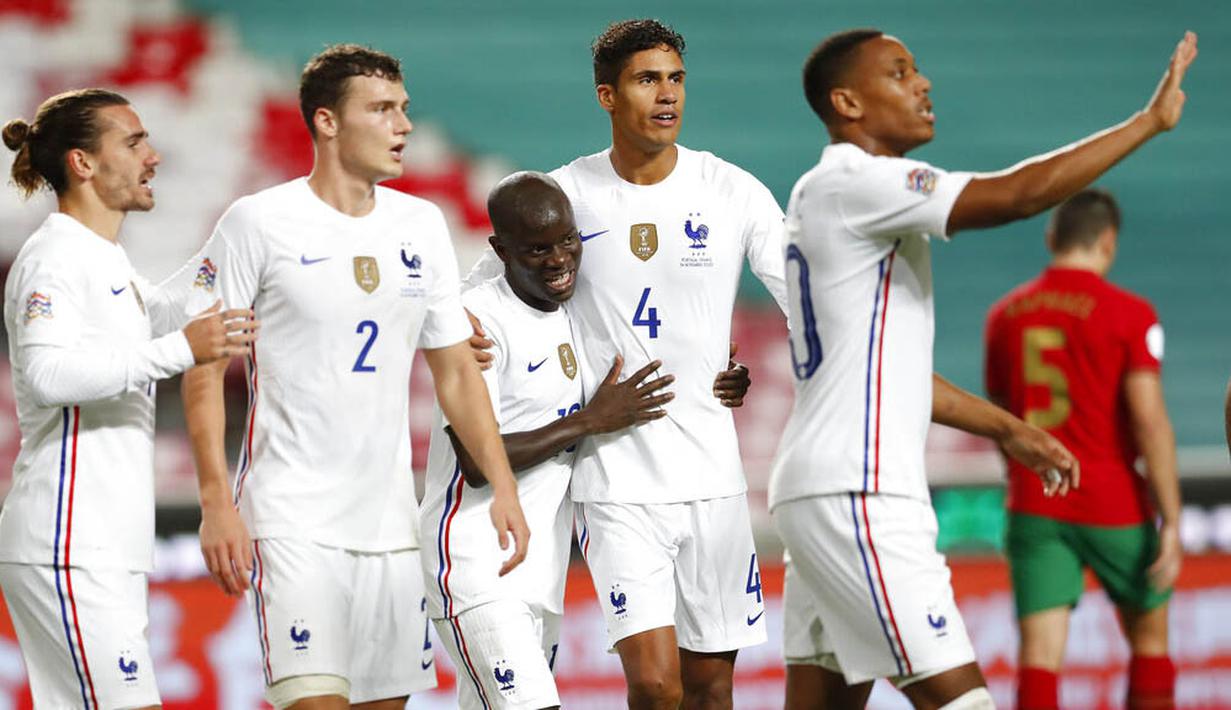 Para pemain Prancis merayakan gol yang dicetak oleh N'Golo Kante pada laga UEFA Nations League di Stadion Da Luz, Minggu (15/11/2020). Prancis menang dengan skor 1-0. (AP/Armando Franca)