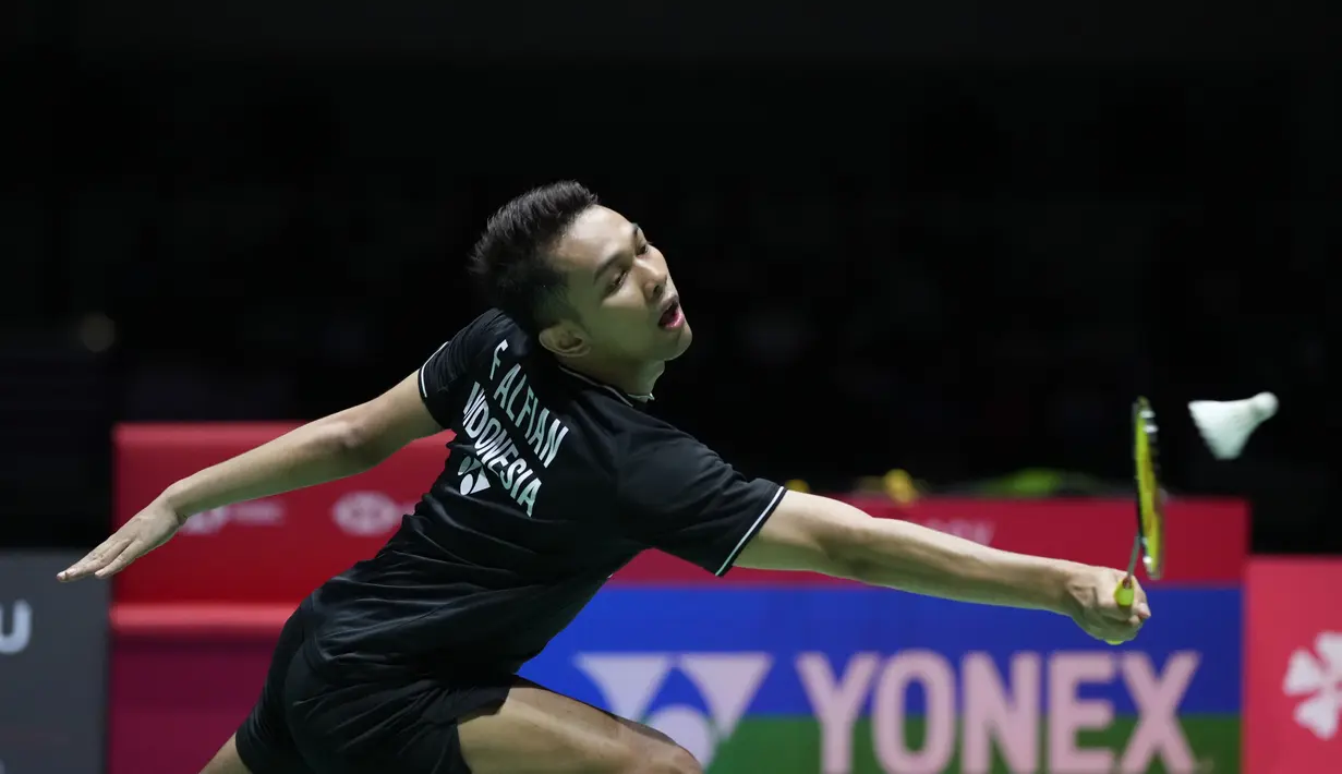 Duel antara Fajar Alfian/Muhammad Rian Ardianto dan Lee Yang/Wang Chi Lin berlangsung di Yoyogi National Gymnasium, Tokyo, Jepang.  (AP Photo/Hiro Komae)