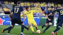 Striker Villarreal, Gerard Moreno (tengah) melepaskan tendangan di tengah para pemain Dinamo Zagreb yang berbuah gol dalam laga leg kedua perempatfinal Liga Europa 2020/2021 di La Ceramica Stadium, Villarreal, Kamis (15/4/2021). Villarreal menang 2-1 atas Dinamo Zagreb. (AFP/Jose Jordan)