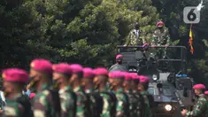 Menko Polhukam Mohammad Mahfud MD (kiri atas) didampingi Komandan Korps Marinir (Dankormar) Mayor Jenderal TNI (Mar) Suhartono (kanan atas) menaiki kendaraan tempur Marinir jenis LVT 7 saat kunjungan kerja ke Mako Korps Marinir, Cilandak, Jakarta, Rabu (29/7/2020). (merdeka.com/Imam Buhori)