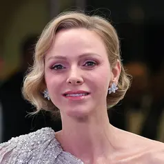 Princess Charlene tampil dengan cincin berlian berpotongan besar yang jarang ia gunakan di depan publik. (VALERY HACHE / AFP)