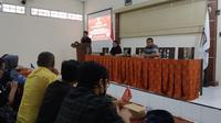 Pengumuman hasil verifikasi administrasi bacaleg hasil perbaikan di  kantor KPU Banyuwangi (Hermawan Arifianto/Liputan6.com)