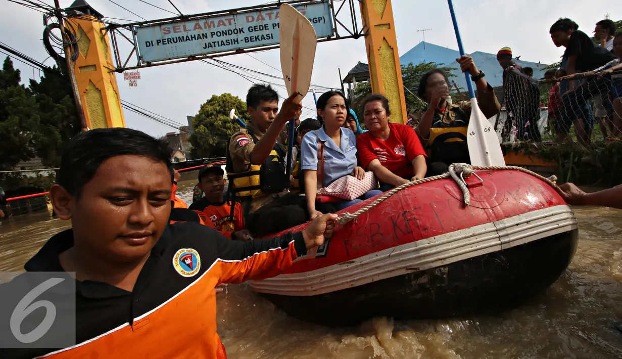 Petugas gabungan mengevakuasi warga menggunakan perahu karet di Perumahan Pondok Gede Permai, Bekasi, Jawa Barat, Kamis (21/4). (Liputan6.com/Immanuel Antonius)