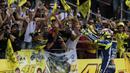 Selebrasi pebalap Movistar Yamaha, Valentino Rossi, di depan pendukungnya setelah finis kedua MotoGP Argentina di Sirkuit Autodromo Termas de Rio Hondo, Senin (4/4/2016) dini hari WIB. (AFP/Juan Mabromata)