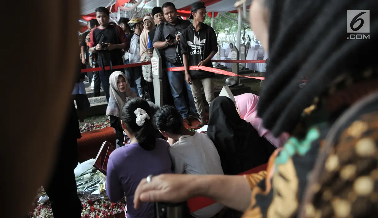 Warga antre untuk berziarah ke makam Presiden ketiga RI BJ Habibie di TMP Kalibata, Jakarta, Kamis (12/9/2019). Hingga sore hari, warga terus berdatangan ke TMP kalibata untuk dapat berkesempatan mendoakan almarhum BJ Habibie. (merdeka.com/Iqbal Nugroho)