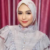 Ria Ricis tampak semakin menawan saat mengeksplorasi berbagai gaya makeup. [@sabilmakeup/@riaricis1795].