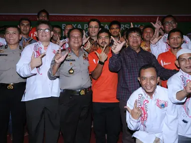 Wakapolda Metro Jaya, Brigjen Pol Suntana (ketiga kiri depan) berfoto usai pertemuan bersama manajemen dan pemain serta perwakilan suporter Persija di Jakarta, Senin (19/6). Pertemuan mengedukasi para suporter Persija. (Liputan6.com/Helmi Fithriansyah)